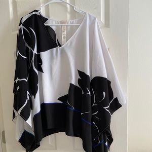 Women’s black and white poncho